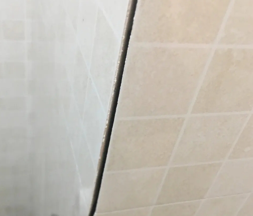 安泽瓷砖空鼓维修公司分享阳台瓷砖脱落的修复过程可以分为以下几个步骤