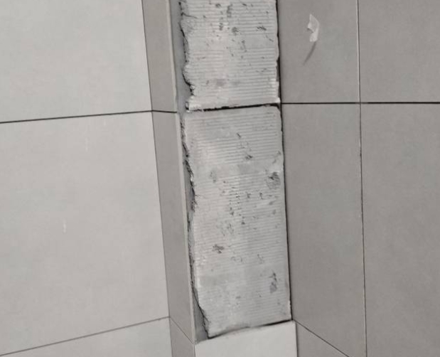 安泽瓷砖空鼓维修公司分享下瓷砖施工前基层浇水润湿程度不足，可能导致以下问题